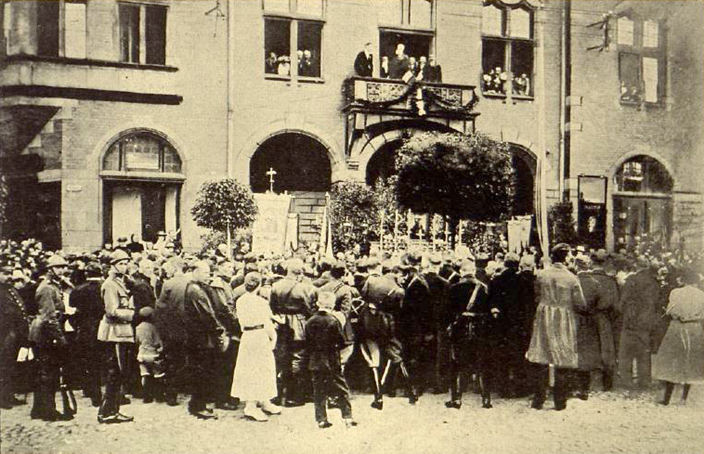 Przyjęcie wojsk polskich w 1922 roku. Z balkonu przemawia radny Bondkowski Józef Piernikarczyk, Tarnowskie Góry kolebka przemysłu śląskiego