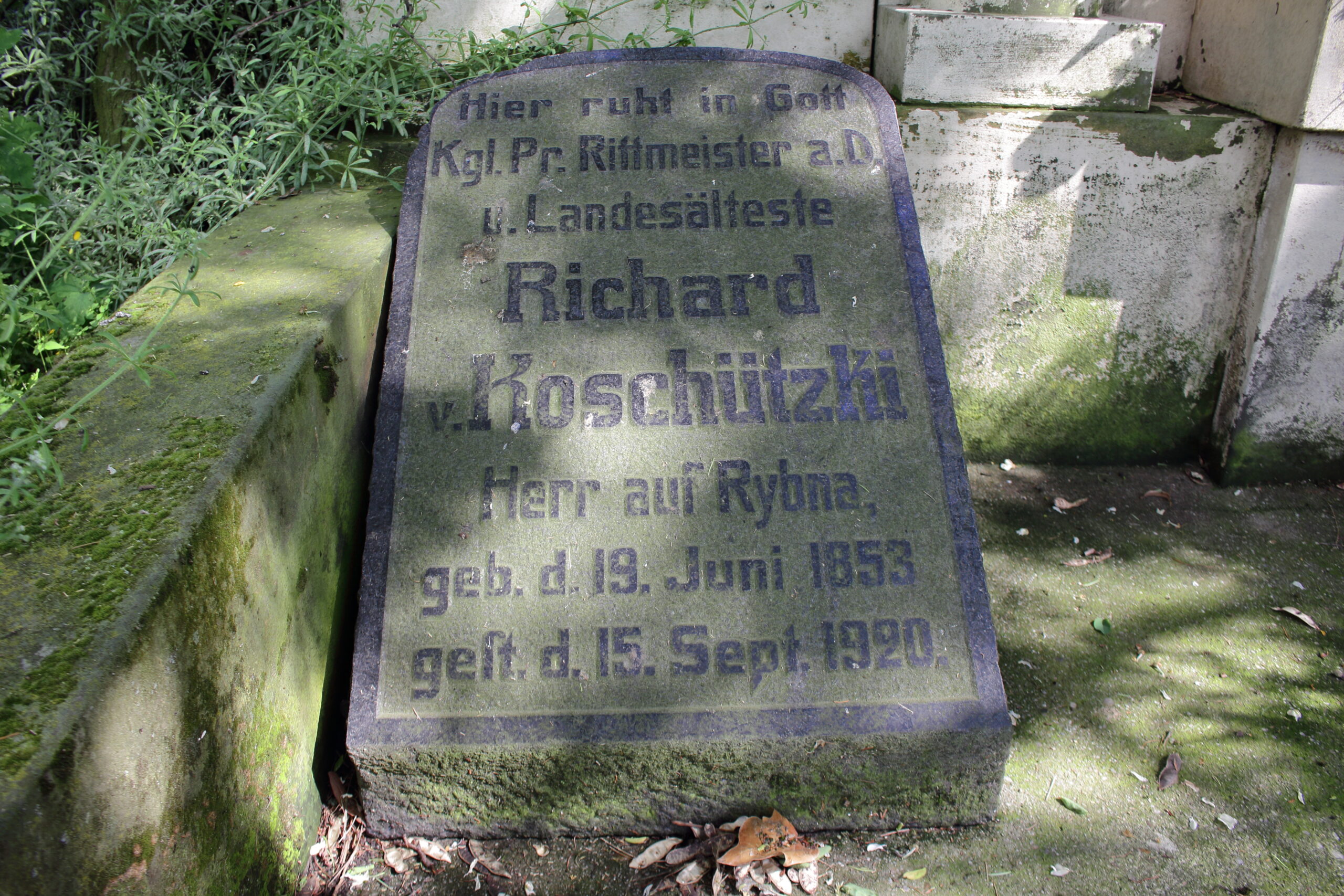Nagrobek rotmistrza Ryszarda von Koschützkiego na cmentarzu w Grzędzinie. Fot. Kamil Łysik