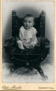 Dziecko ubrane w hazulkę, fotografia wykonana w atelier Otto Reiche, pocz. XX w.